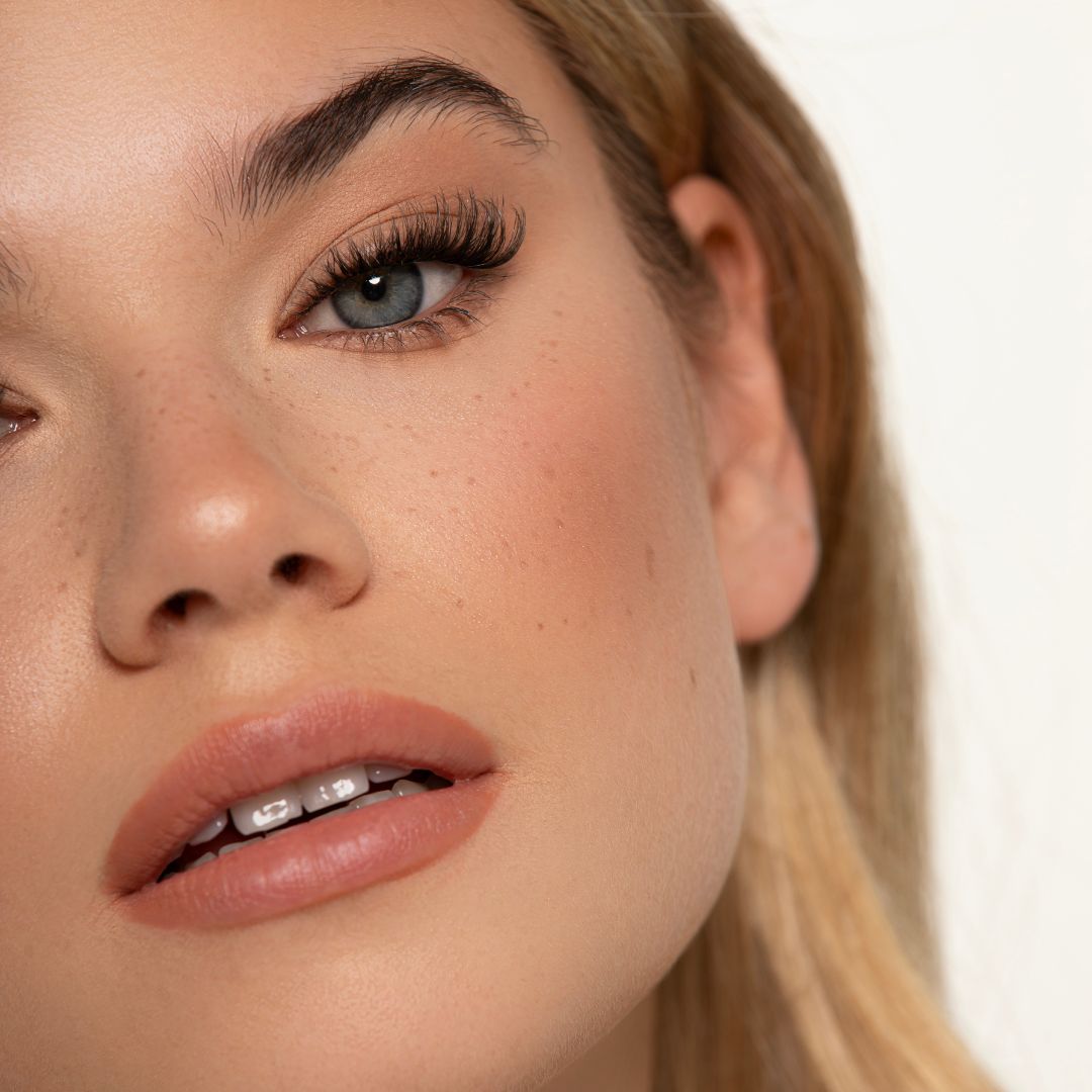 Flirt eyelash model on the eye