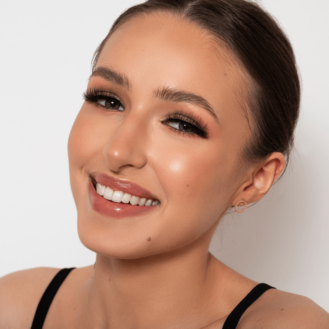 Stilvolle magnetische Wimpern an einem Modell