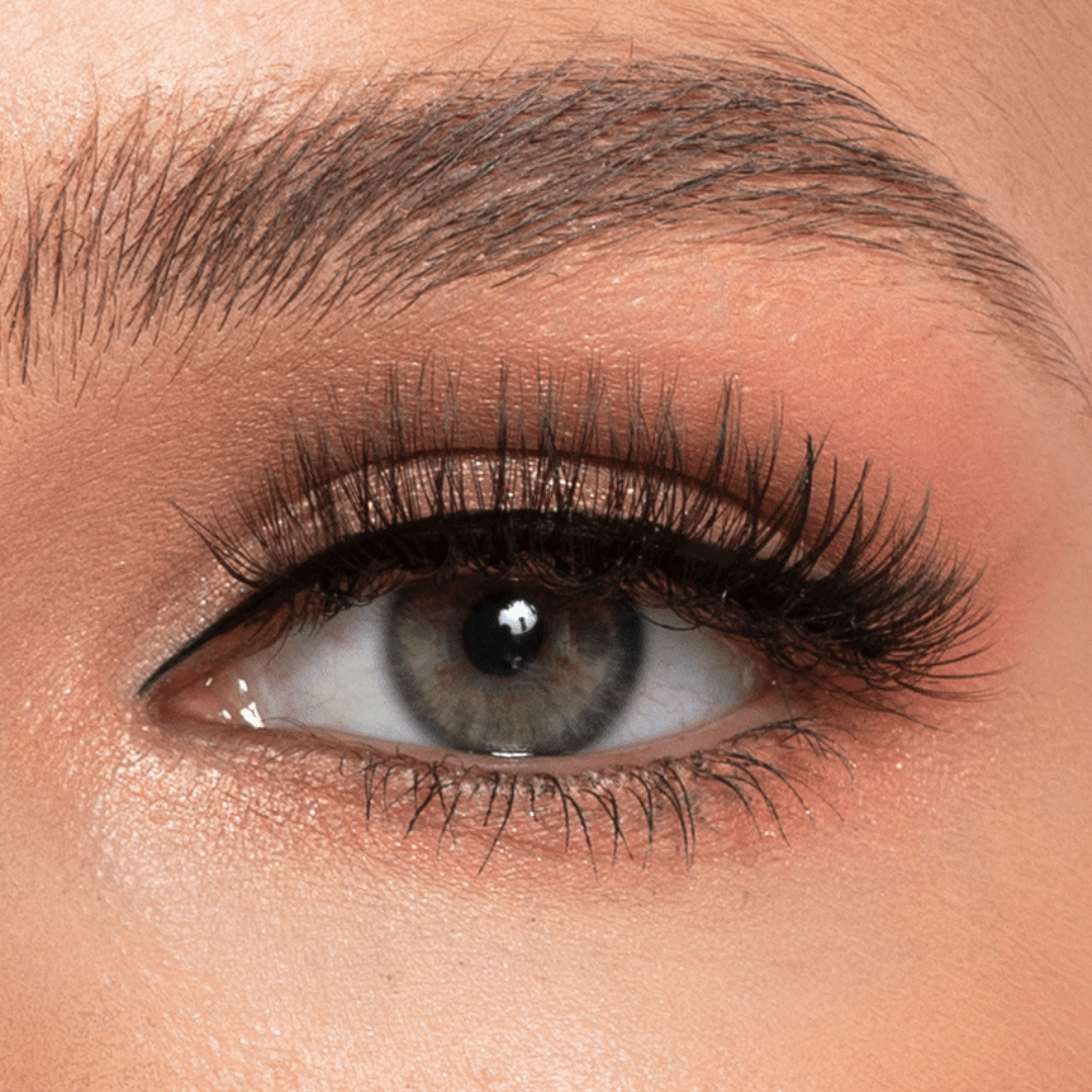Edle magnetische Wimpern am Auge