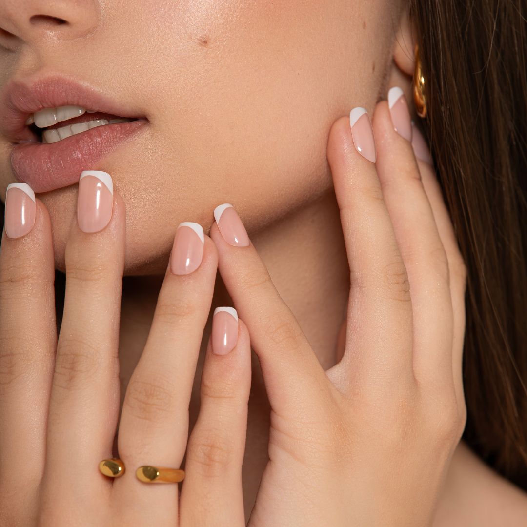 paznokcie press on biały french wink nails