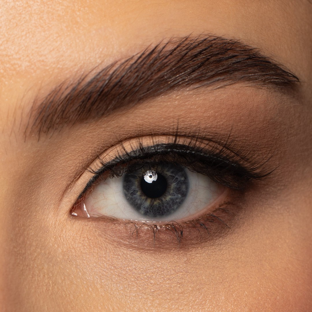Lässige magnetische Wimpern am Auge