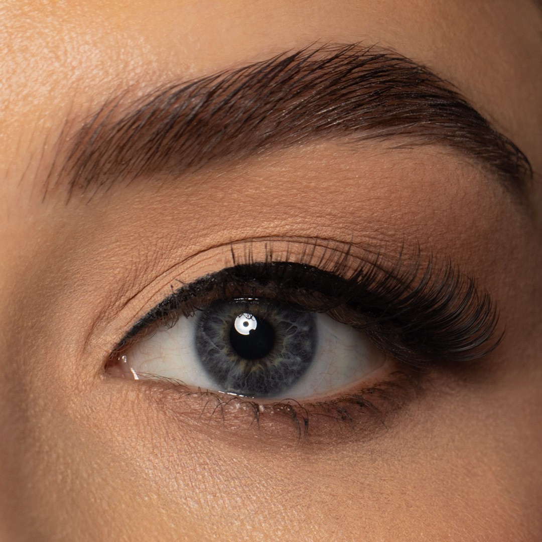 Kräftige Wimpern am Auge