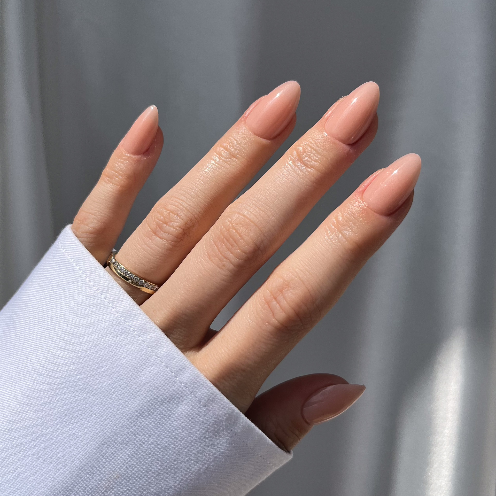 Falsche Nägel aufdrücken pfirsichfarben