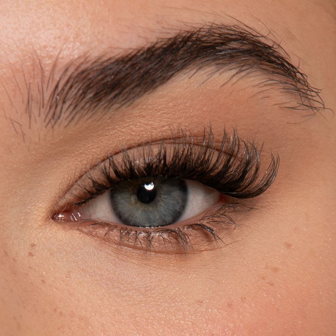 Bonding eyelashes Flirt on the eye