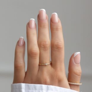 Klasyczne sztuczne paznokcie French