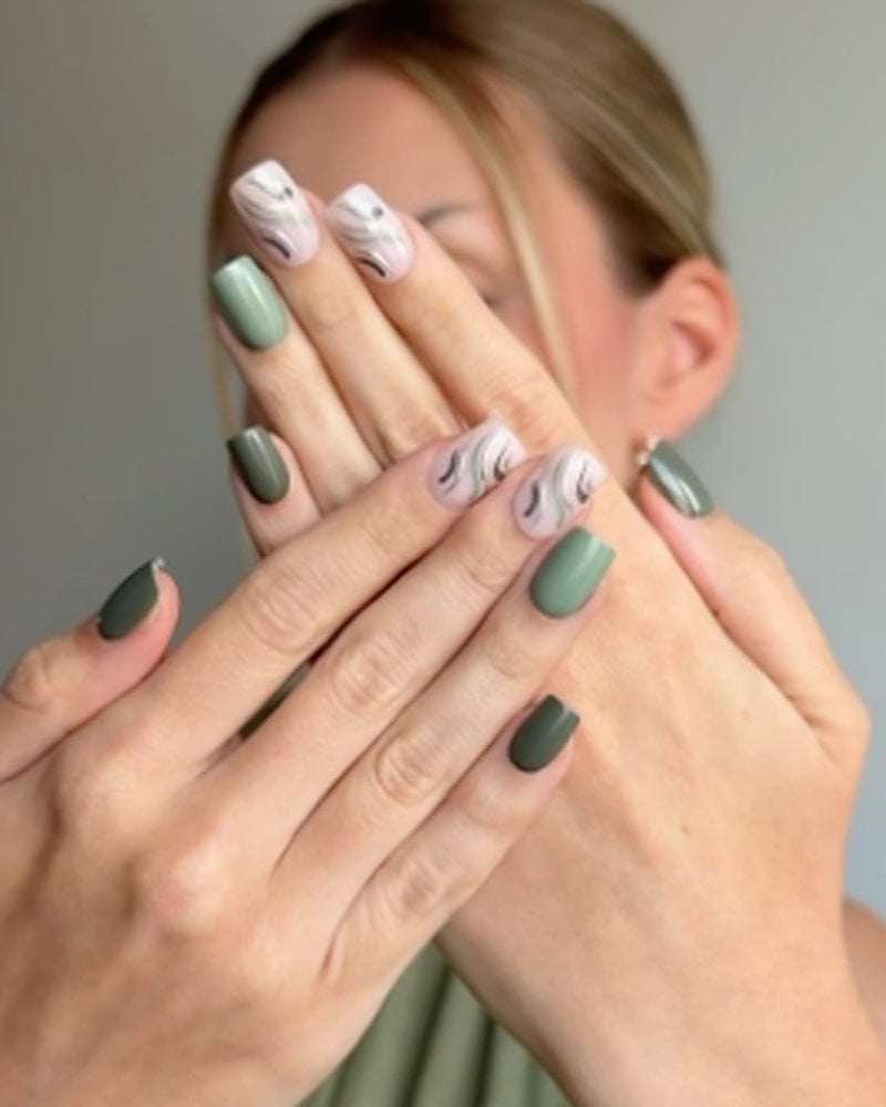 Paznokcie press on Wink Beauty na dłoni klientki