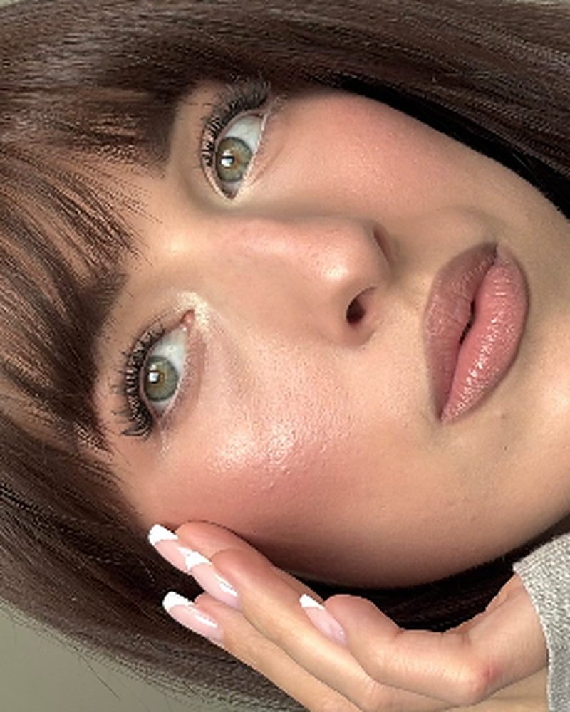 Klientka Wink Beauty z naturalnym french manicure