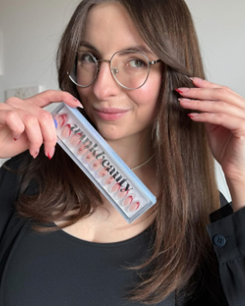 Klientka Wink Beauty z zestawem paznokci press on