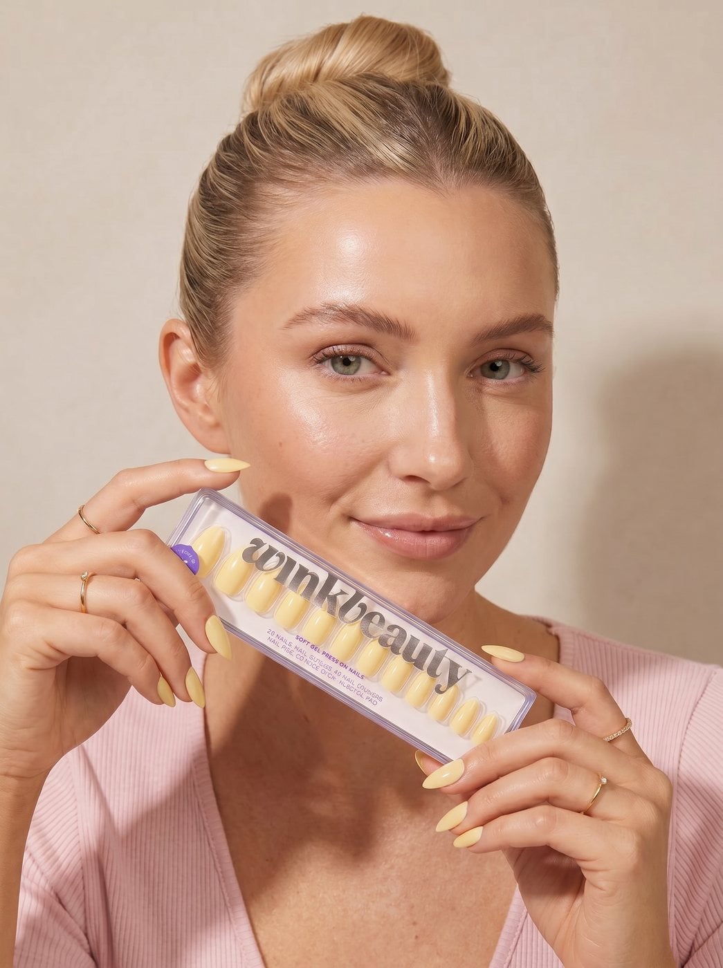 Klientka Wink Beauty z zestawami paznokci press on