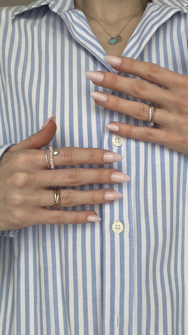 Naturalny manicure press on Wink Beauty na dłoniach klientki